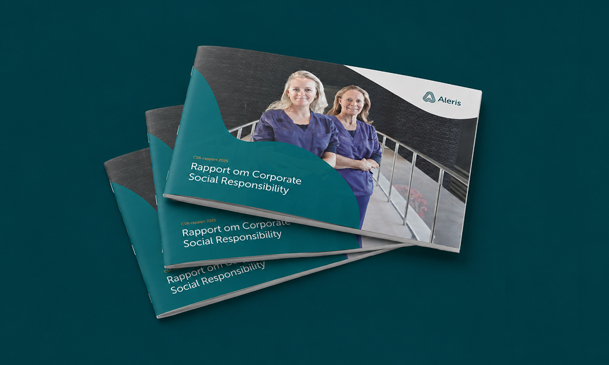 Forsidebillede til CSR rapport 2025 med to sygeplejersker, som kigger ind i kameraet.