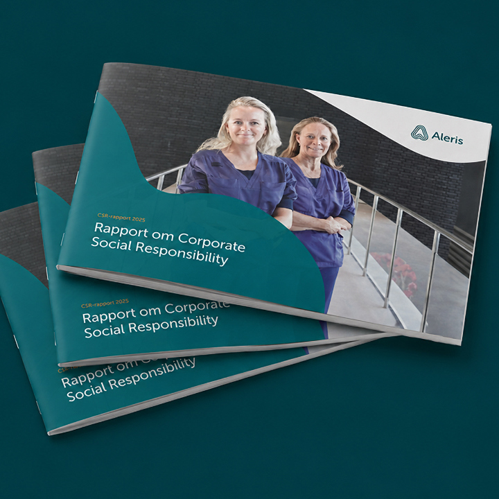 Forsidebillede til CSR rapport 2025 med to sygeplejersker, som kigger ind i kameraet.