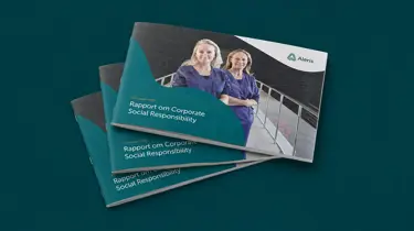 Forsidebillede til CSR rapport 2025 med to sygeplejersker, som kigger ind i kameraet.