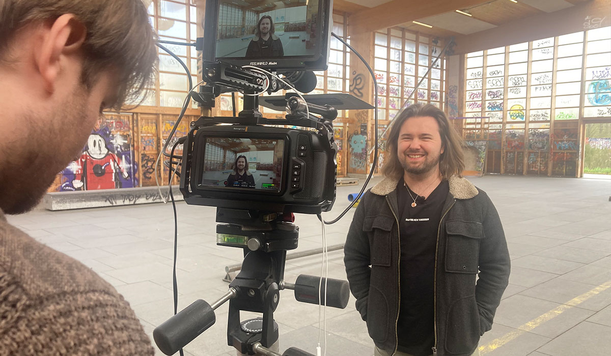 Psykolog Jonathan Smed fra Aleris foran kameraet i optagelse af film om trivsel