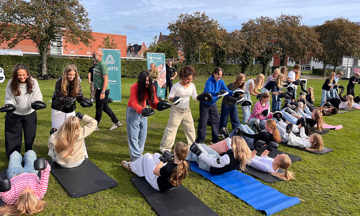 Folkeskole elever laver fysisk aktiviteter sammen med Hej Trivsel.