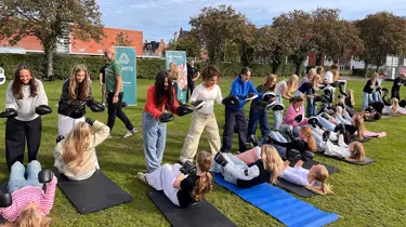 Folkeskole elever laver fysisk aktiviteter sammen med Hej Trivsel.