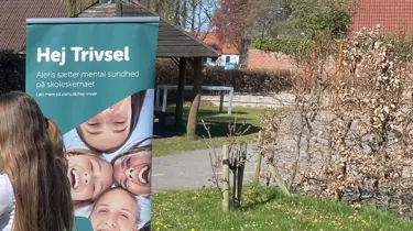 Et billede af Hej Trivsel banneret på besøg i Jylland med Aleris og Skoleglæde