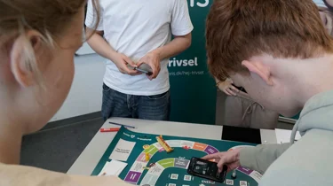 Billede af elever fra 8. klasse, der spiller Trivselsspillet.