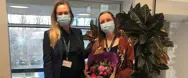 Lena Kristensne og Maria fra Aleris står med blomster i hænderne.