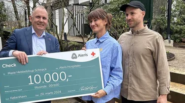 Vinder af årets førstehjælper 2024 får overrakt en check på 10.000 kr. af Røde Kors' Generalsekretær.