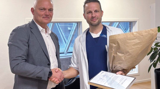 Peter Kock Lan og Michael Gram Kierkegaard står ved annonceringen af forskningsprojekt, der skal mindske smerter for fremtidens rygpatienter.