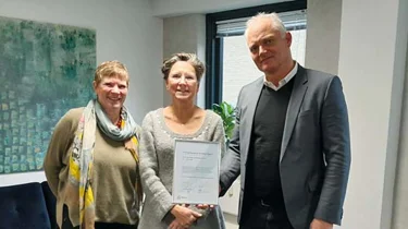 Psykolog Christa Ryholt får overrakt midler fra AlerisFonden af CEO i Aleris.