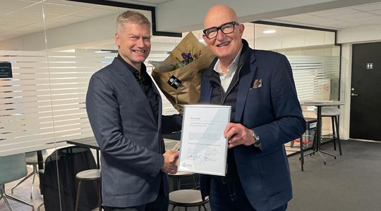 Læge Kai Lange får overrakt midler fra AlerisFonden af Lægefaglig Direktør i Aleris.