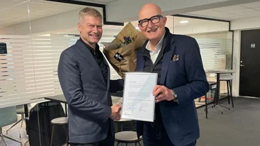 Læge Kai Lange får overrakt midler fra AlerisFonden af Lægefaglig Direktør i Aleris.