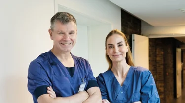 To hjertespecialister fra Aleris smiler til kameraet.