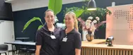 Et billede af to sygeplejestuderende i receptionen hos Aleris København