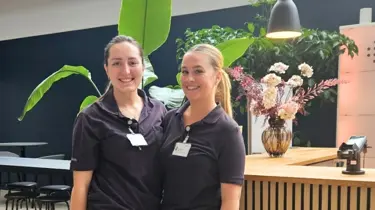 Et billede af to sygeplejestuderende i receptionen hos Aleris København
