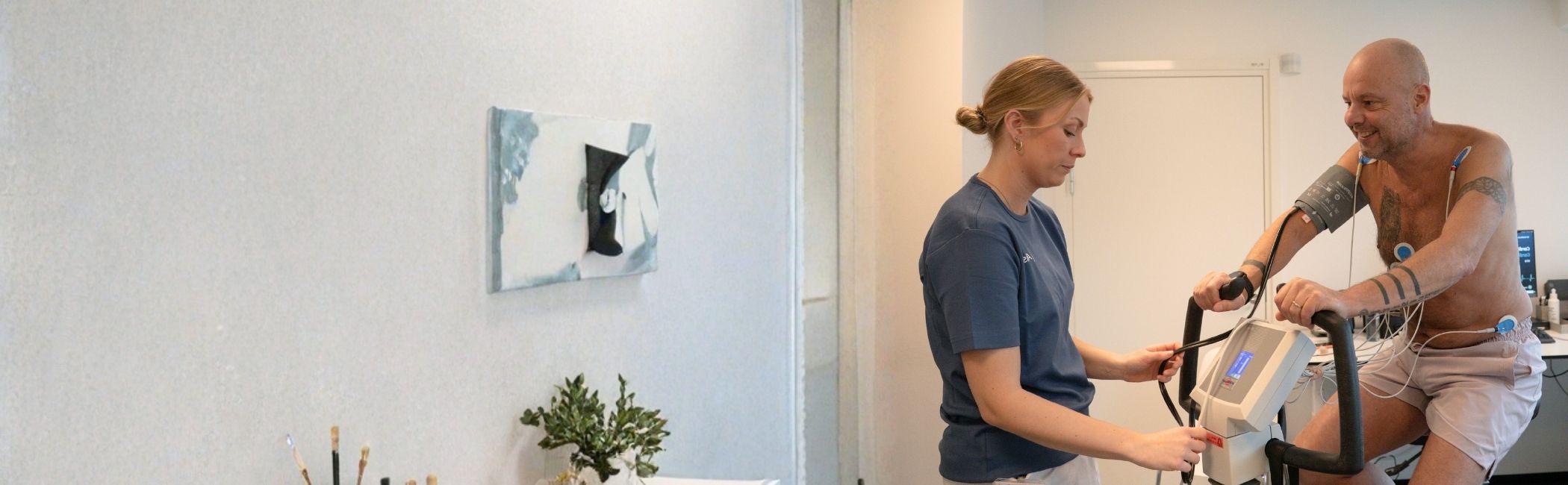 Bo Hamburger får foretaget en cykeltest for at undersøge bl.a. lungekapacitet i forbindelse med en helbredsundersøgelse på Aleris Hospitaler.