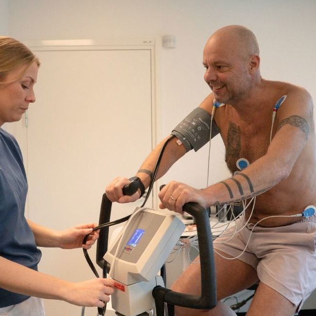 Bo Hamburger får foretaget en cykeltest for at undersøge bl.a. lungekapacitet i forbindelse med en helbredsundersøgelse på Aleris Hospitaler.