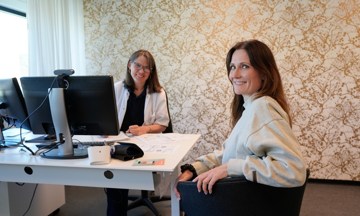 Louise Herping Ellegaard sammen med en helbredslæge hos Aleris