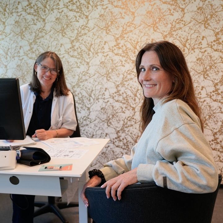 Louise Herping Ellegaard sammen med en helbredslæge hos Aleris
