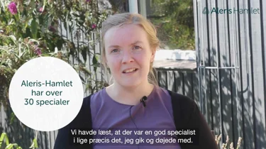 Kvinde ser ind i kameraet, men hun interviewes.