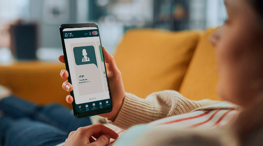 Patient sidder og snakker med læge fra Aleris online.