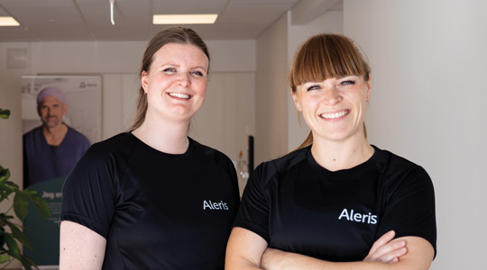 To smilende fysioterapeuter fra Aleris.