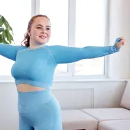 Kvinde styrketræner i forbindelse med vægttab.