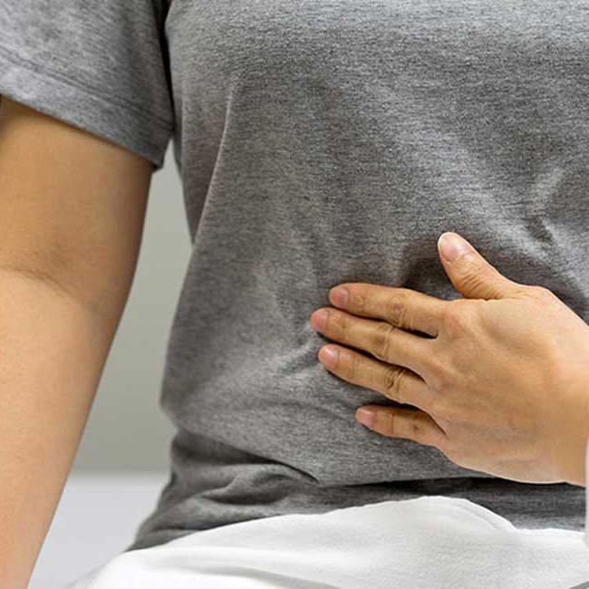 Læge mærker kvinde på maven.