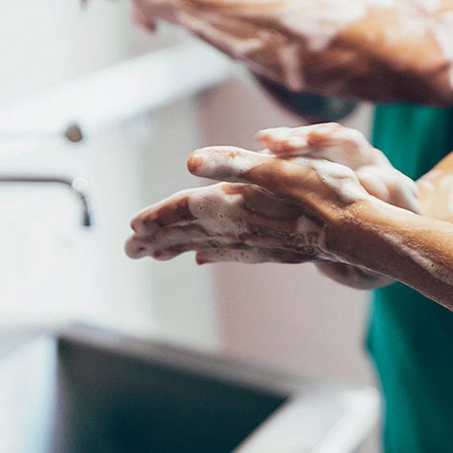 Læger vasker grundigt hænder og armene inden operation.