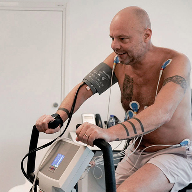 Bo Hamburger får foretaget en cykeltest med EKG-overvågning på Aleris.