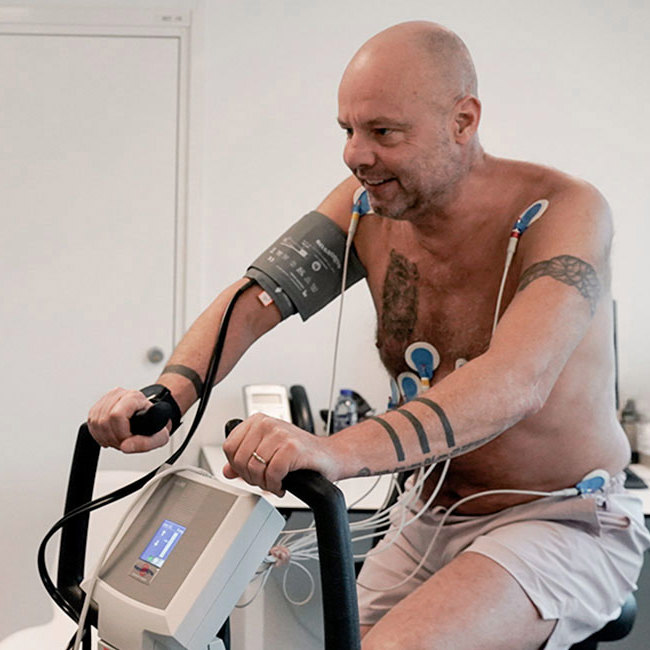 Bo Hamburger får foretaget en cykeltest med EKG-overvågning på Aleris.