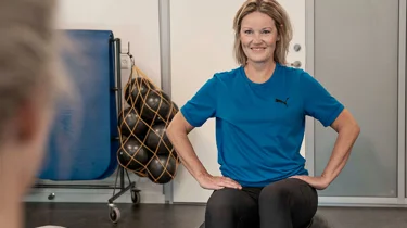 Kvinde er til træning hos Aleris Fysioterapi.
