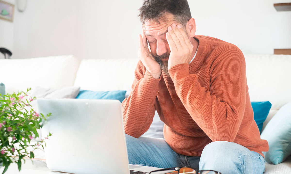 En mand undersøger sine muligheder efter at have døjet med søvnproblemer.