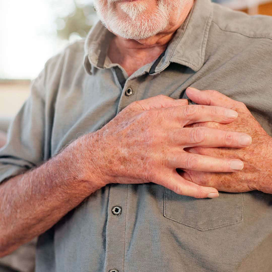Ældre mand med smerter i brystet.