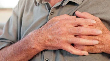 Ældre mand med smerter i brystet.