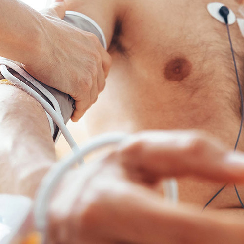 Patient får lavet et elektrokardiogram.