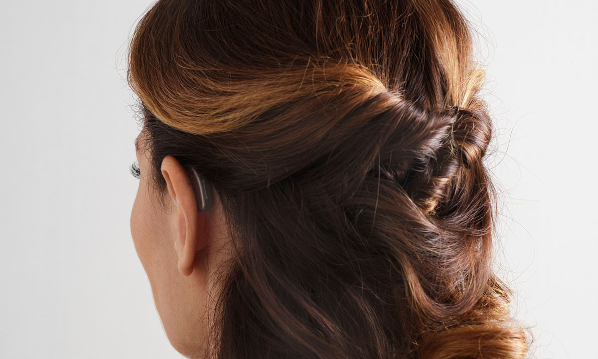 Kvinde set bagfra med Oticon miniRITE høreapparat