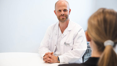 Konsultation mellem onkolog og patient.