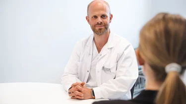 Konsultation mellem onkolog og patient.