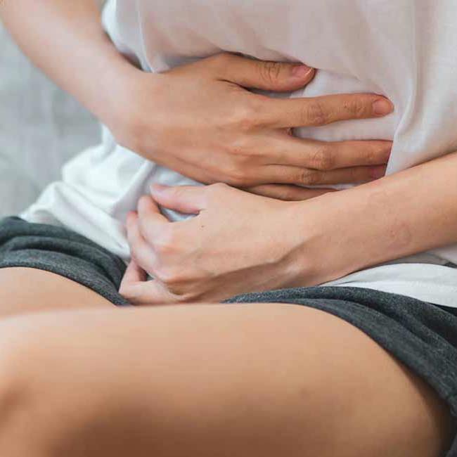 Kvinde har mavekramper.