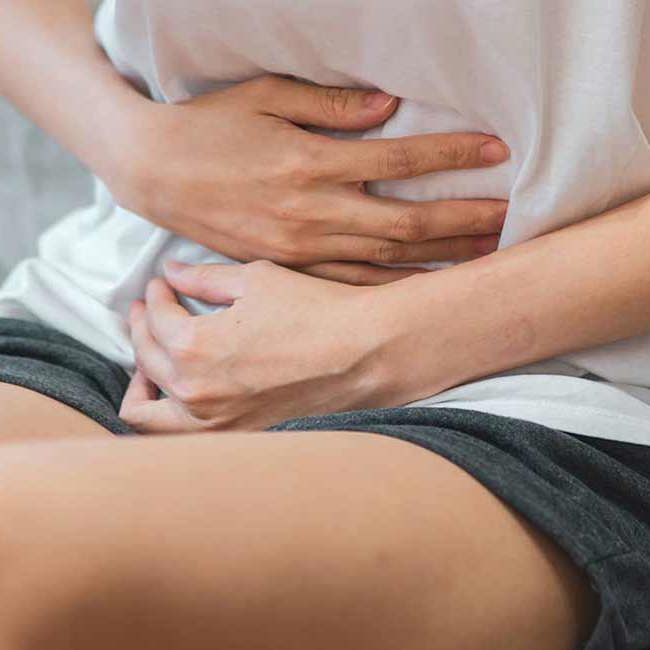 Kvinde har mavekramper.