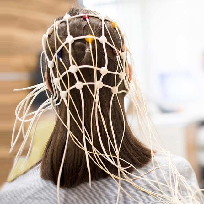 Kvinde får lavet EEG, som er en undersøgelse, der måler hjernens elektriske aktivitet.