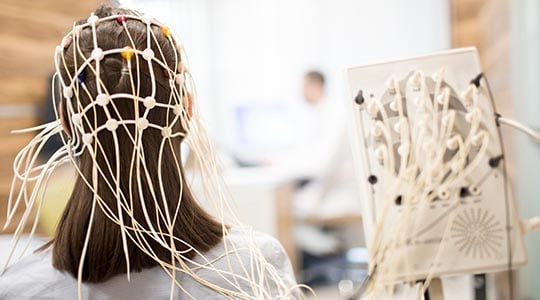 Kvinde får lavet EEG, som er en undersøgelse, der måler hjernens elektriske aktivitet.