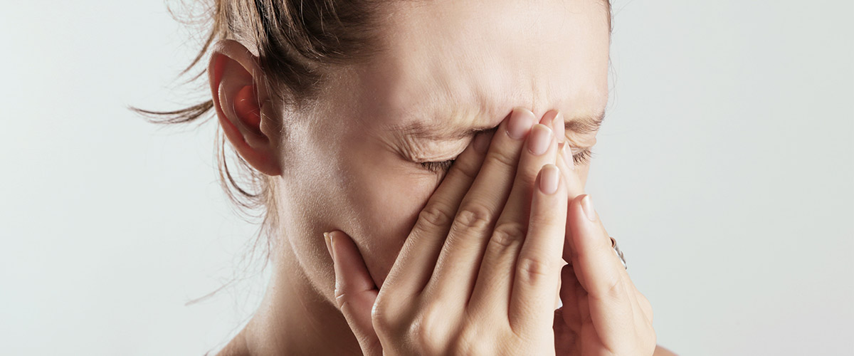 En kvinde med bihulebetændelse.