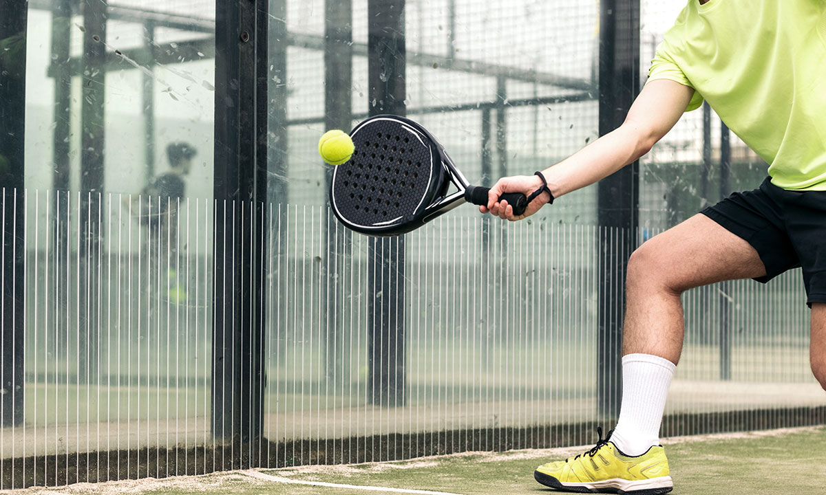 Mand spiller padel tennis.