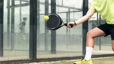 Mand spiller padel tennis.