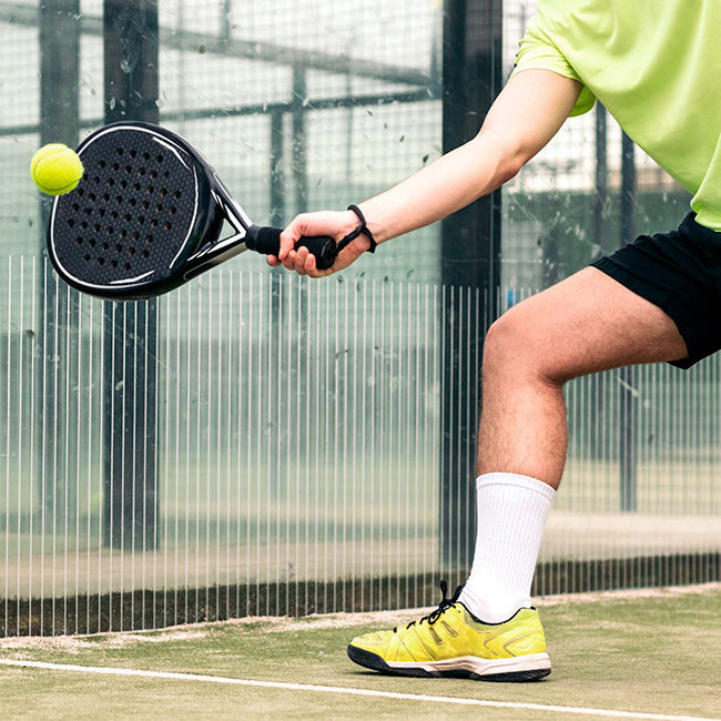 Mand spiller padel tennis.