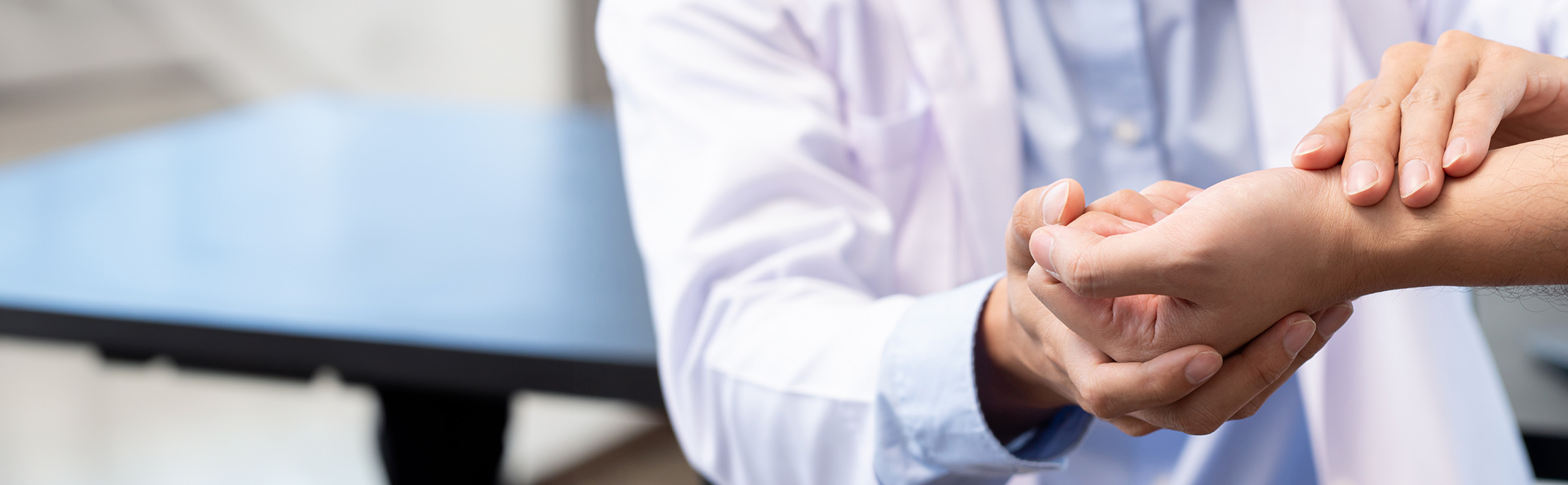 Læge undersøger håndled for karpaltunnelsyndrom.