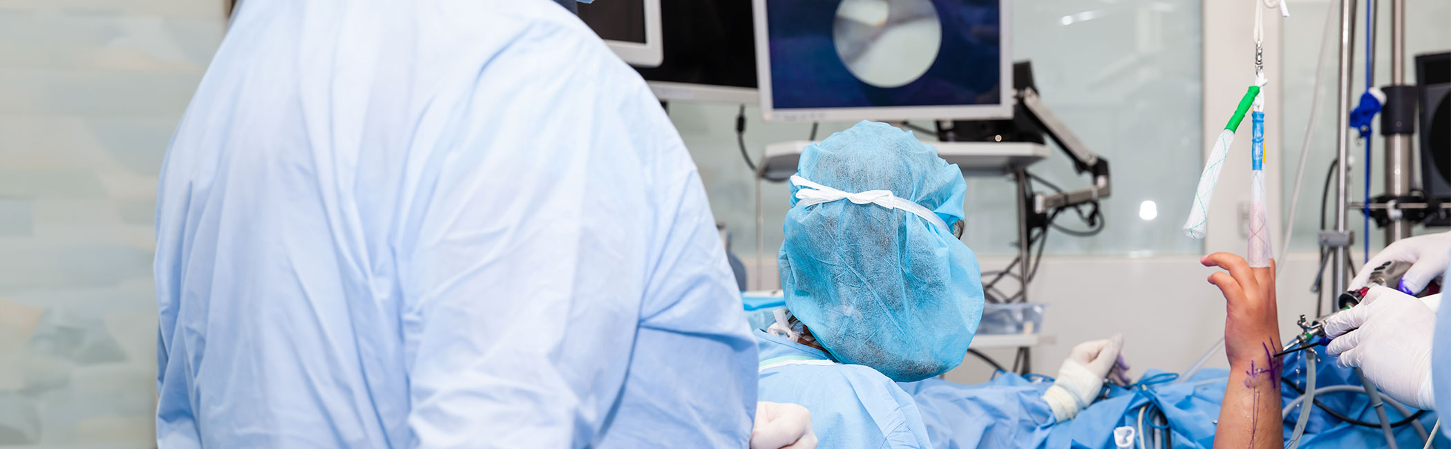 Billede af en kikkertundersøgelse af et håndled på en operationsstue.