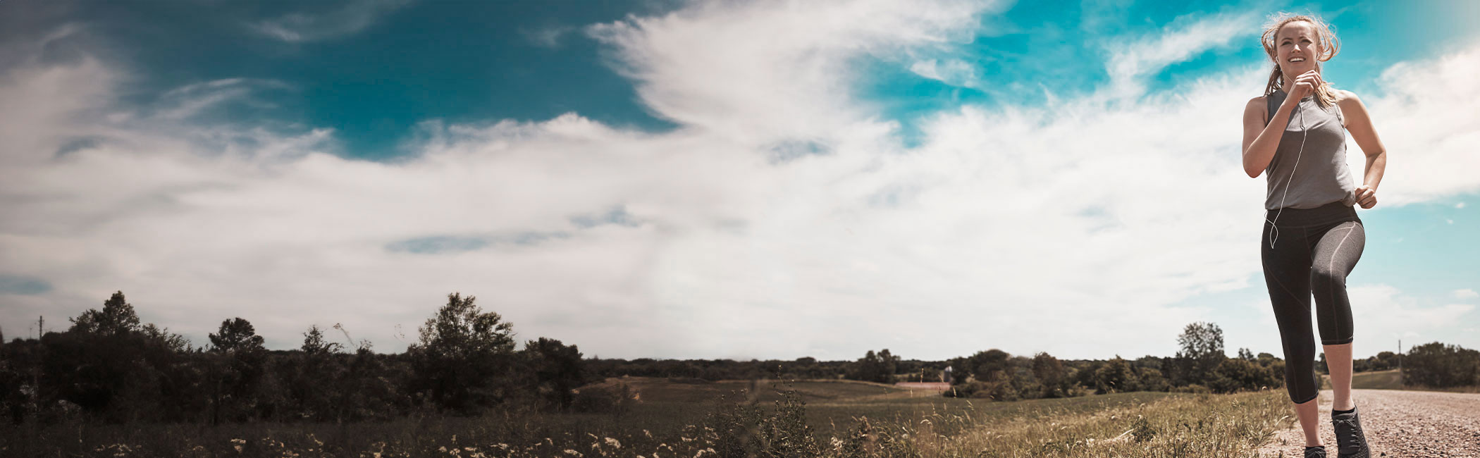 Kvinde løber på vej.