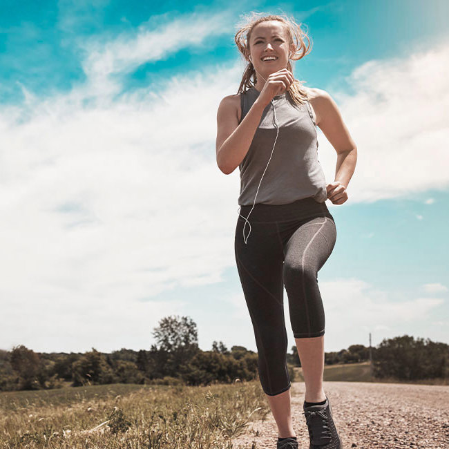 Kvinde løber på vej.