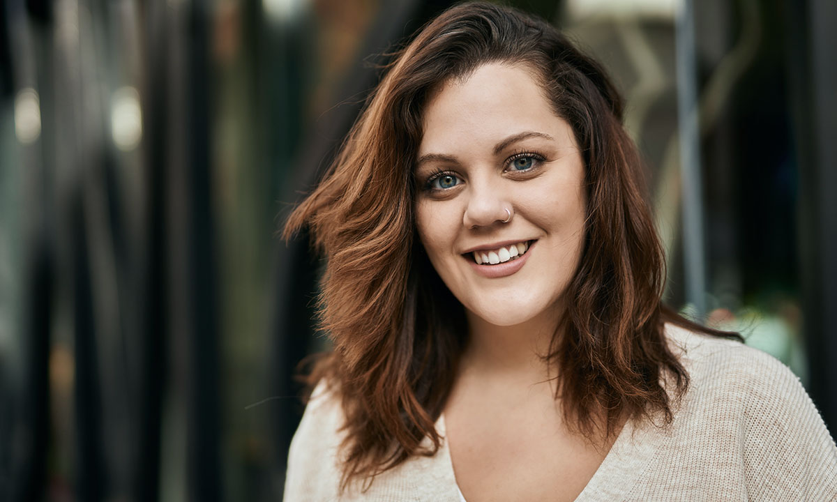 Glad ung kvinde efter medicinsk vægttab.